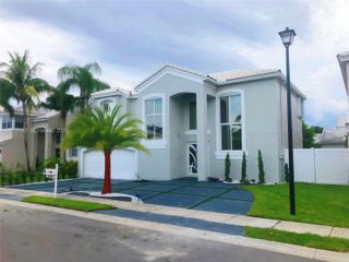 926 SW 102nd Ter, Pembroke Pines, FL 33025