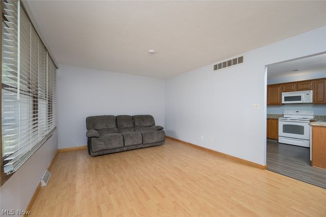 3744 Pelham Lane, Kent, OH 44240