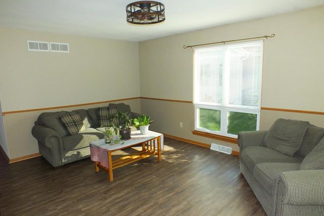 1221 Lombardi WAY, Waukesha, WI 53186