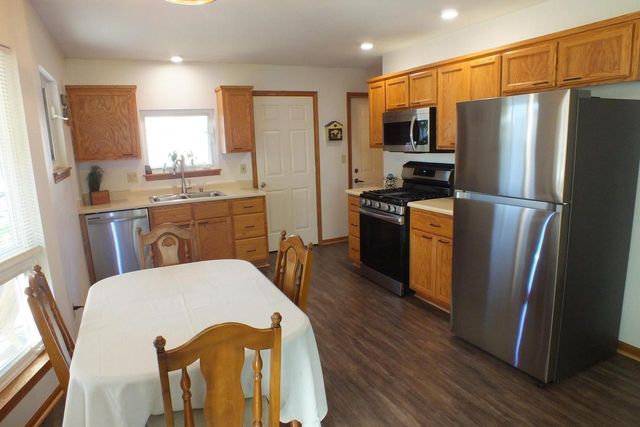 1221 Lombardi WAY, Waukesha, WI 53186