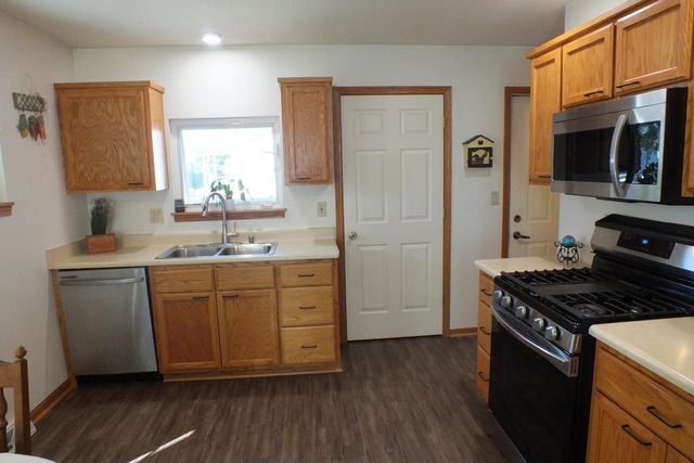 1221 Lombardi WAY, Waukesha, WI 53186