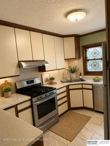 7507 Newport Avenue, Omaha, NE 68122