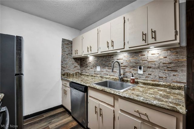 16430 Heather Lane 204, Middleburg Heights, OH 44130