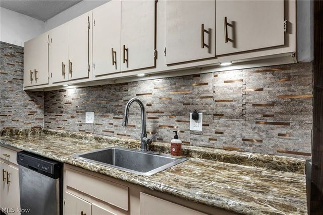 16430 Heather Lane 204, Middleburg Heights, OH 44130