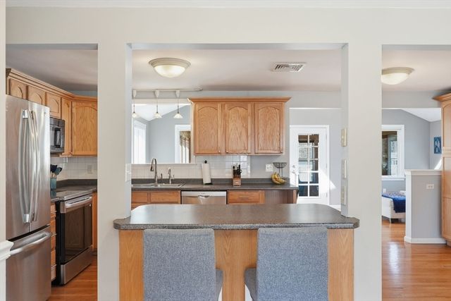 4 Edsel Dr, Burlington, MA 01803