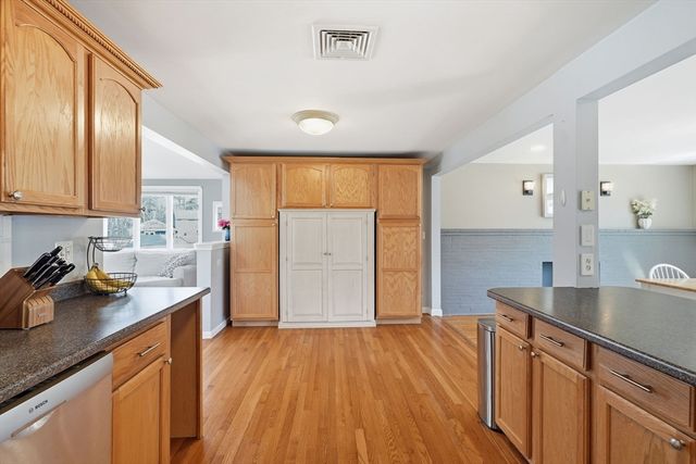 4 Edsel Dr, Burlington, MA 01803