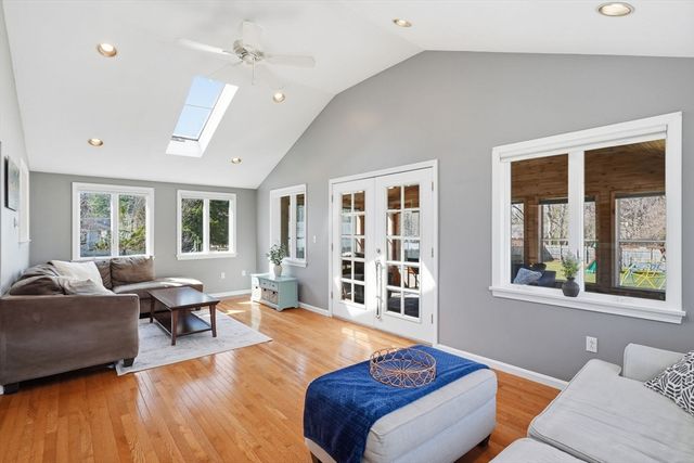 4 Edsel Dr, Burlington, MA 01803