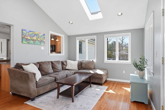 4 Edsel Dr, Burlington, MA 01803