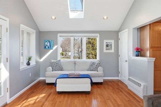 4 Edsel Dr, Burlington, MA 01803