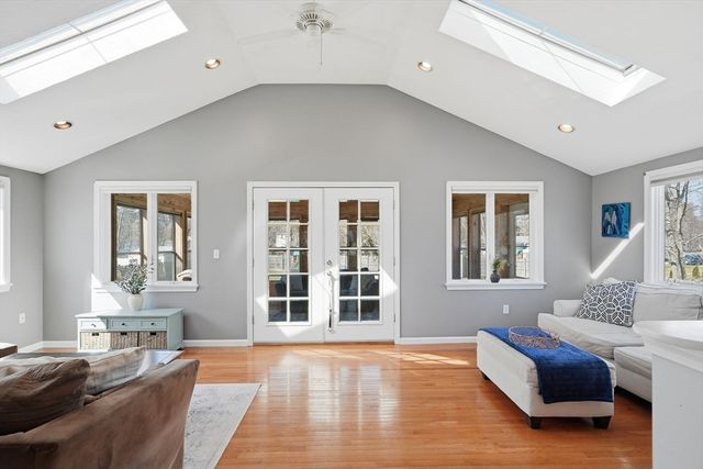 4 Edsel Dr, Burlington, MA 01803