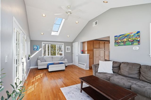 4 Edsel Dr, Burlington, MA 01803