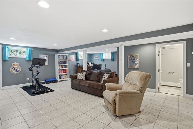 4 Edsel Dr, Burlington, MA 01803