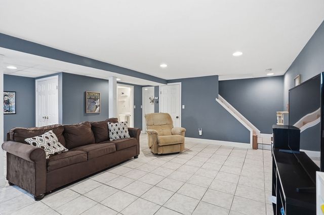 4 Edsel Dr, Burlington, MA 01803