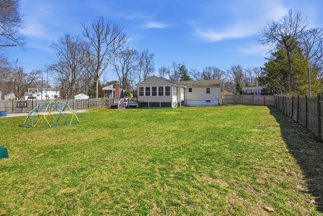 4 Edsel Dr, Burlington, MA 01803
