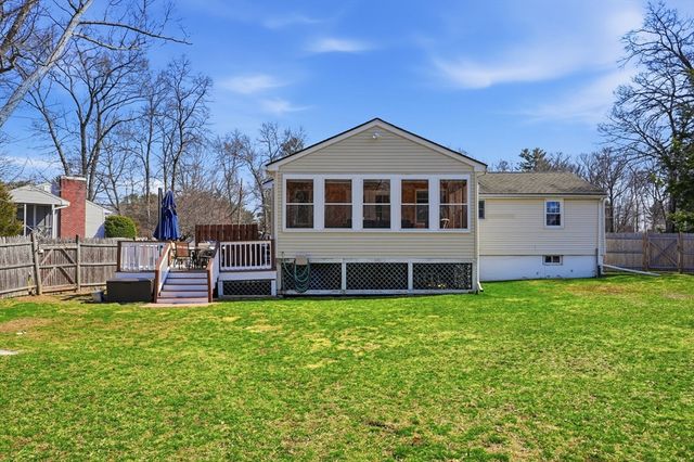 4 Edsel Dr, Burlington, MA 01803