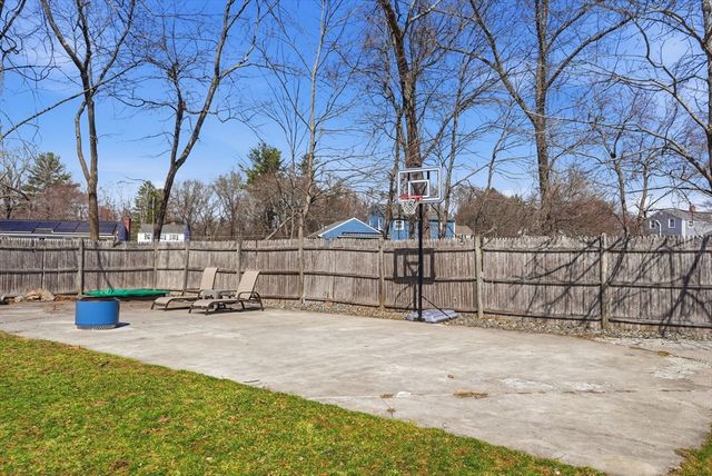 4 Edsel Dr, Burlington, MA 01803
