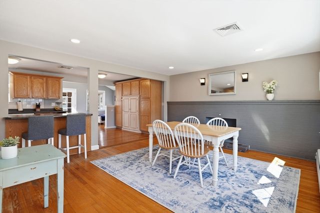 4 Edsel Dr, Burlington, MA 01803