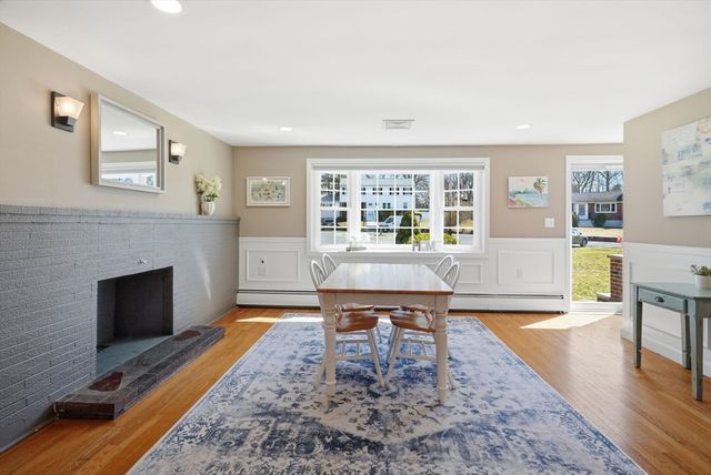 4 Edsel Dr, Burlington, MA 01803