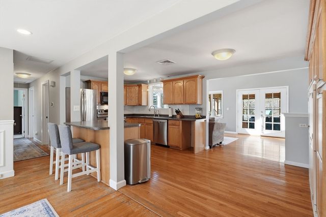 4 Edsel Dr, Burlington, MA 01803