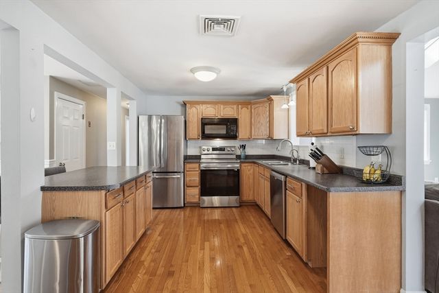 4 Edsel Dr, Burlington, MA 01803