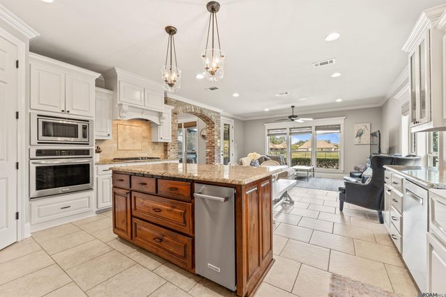 38086 Valley Woods Ct, Prairieville, LA 70769