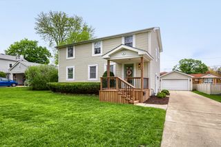 26 W Glenlake Avenue, Roselle, IL 60172