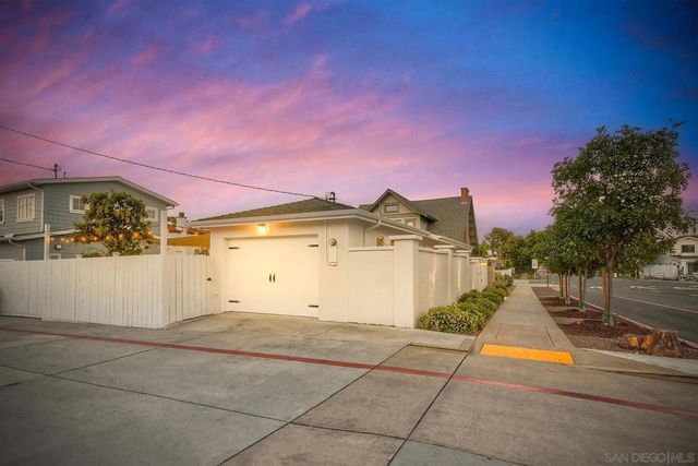 1221 4th St, Coronado, CA 92118