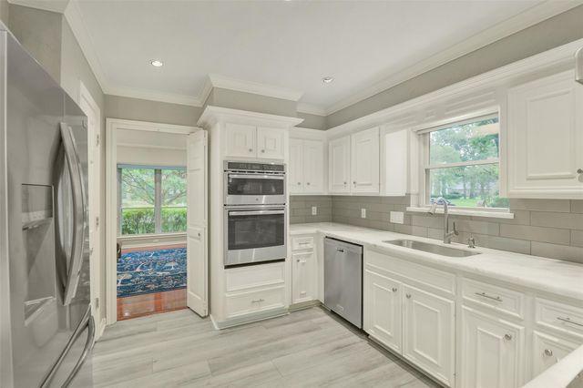 2810 Woodland Ridge Drive, Kingwood, TX 77345