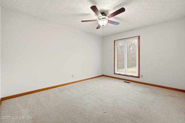 5500 Highpoint Dr, Crestwood, KY 40014