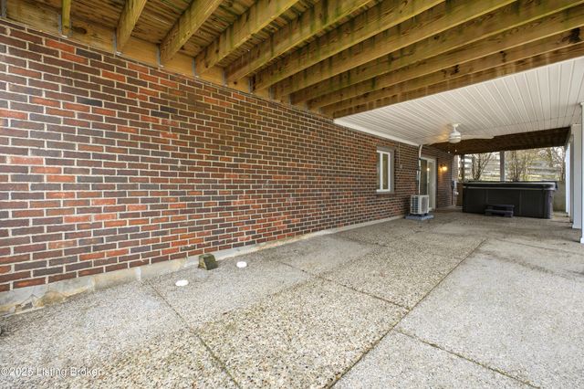 5500 Highpoint Dr, Crestwood, KY 40014