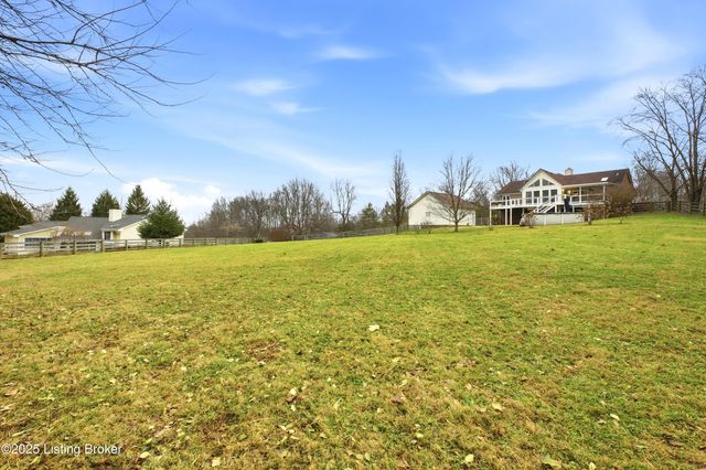 5500 Highpoint Dr, Crestwood, KY 40014
