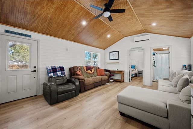 507 Steart St, Rockport, TX 78382