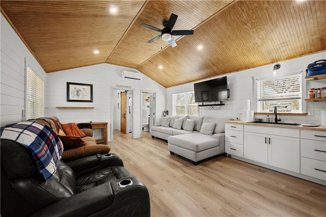 507 Steart St, Rockport, TX 78382