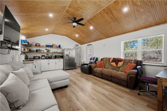 507 Steart St, Rockport, TX 78382