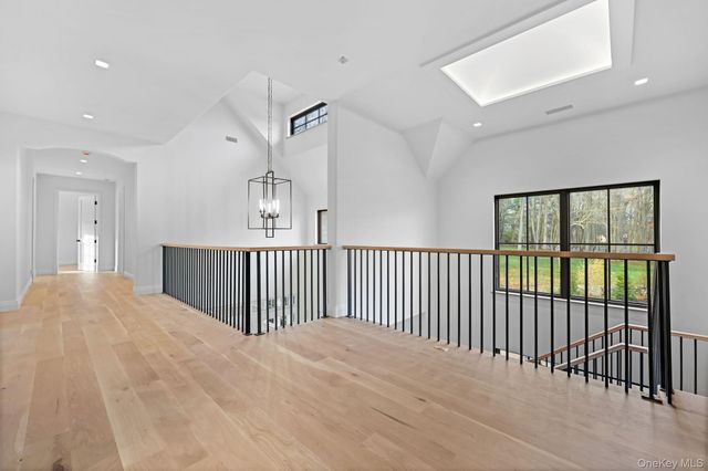 2 Barry Court, Katonah, NY 10536