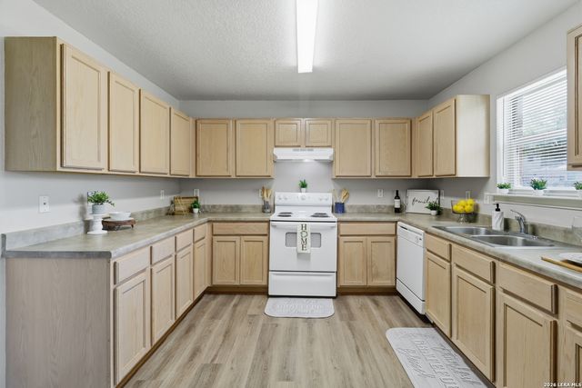 8235 HEIGHTS VLY, Converse, TX 78109