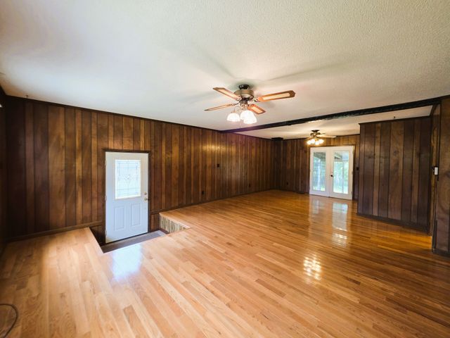 190 Post Oak Ave, Camden, TN 38320