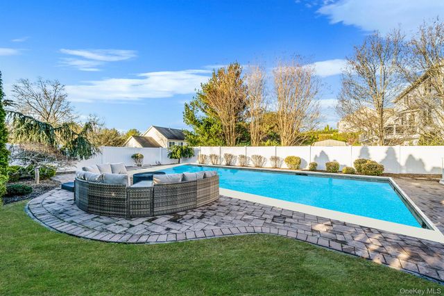 2 Cindy Street, Smithtown, NY 11787