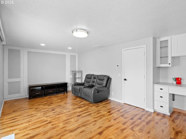 4366 Ne GLENCOE St Ne, Salem, OR 97301