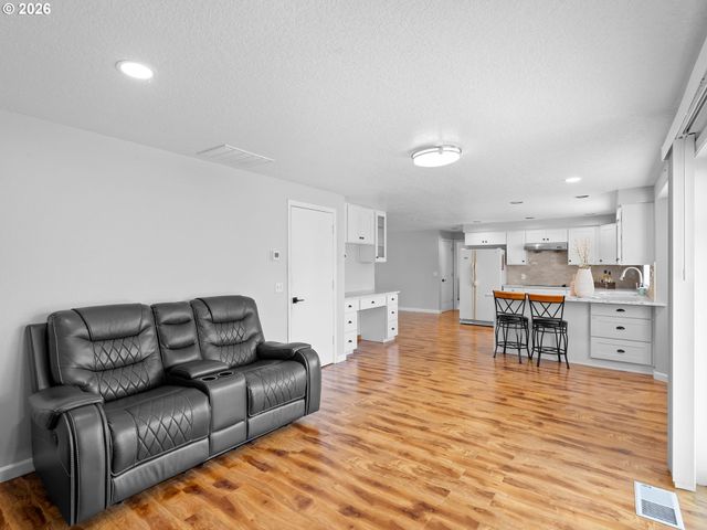 4366 Ne GLENCOE St Ne, Salem, OR 97301