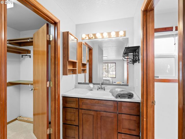 4366 Ne GLENCOE St Ne, Salem, OR 97301