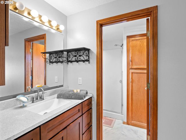 4366 Ne GLENCOE St Ne, Salem, OR 97301