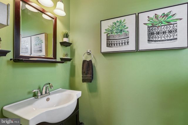 33 STAGECOACH RD, Cape May Court House, NJ 08210