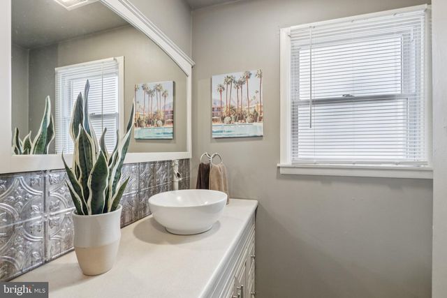 33 STAGECOACH RD, Cape May Court House, NJ 08210