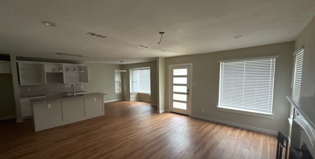 1214 E Waco Avenue, Dallas, TX 75216