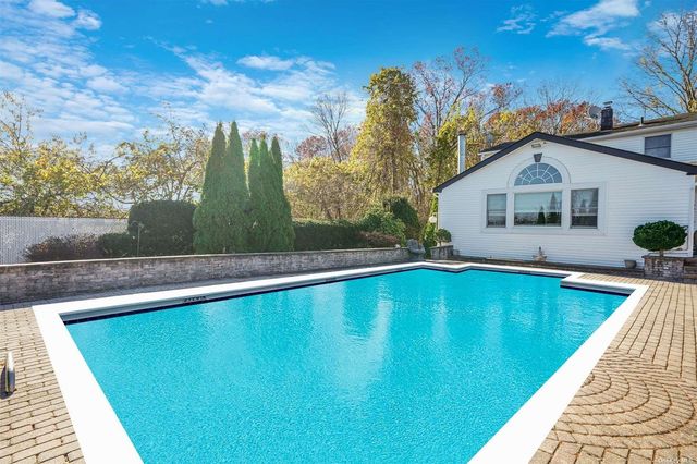 10 Marchant Drive, Saint James, NY 11780