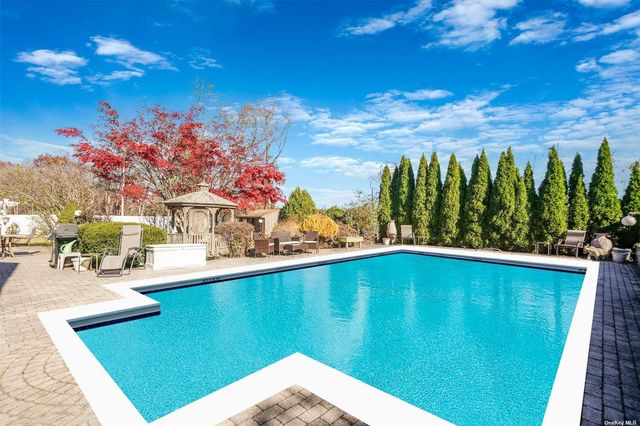 10 Marchant Drive, Saint James, NY 11780