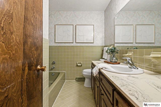 13992 Woolworth Circle, Omaha, NE 68144