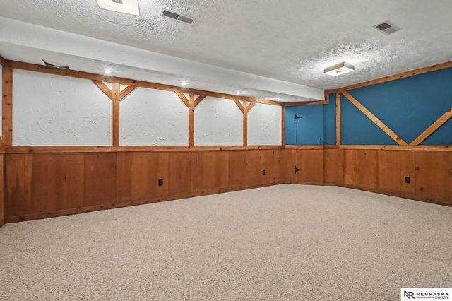 13992 Woolworth Circle, Omaha, NE 68144