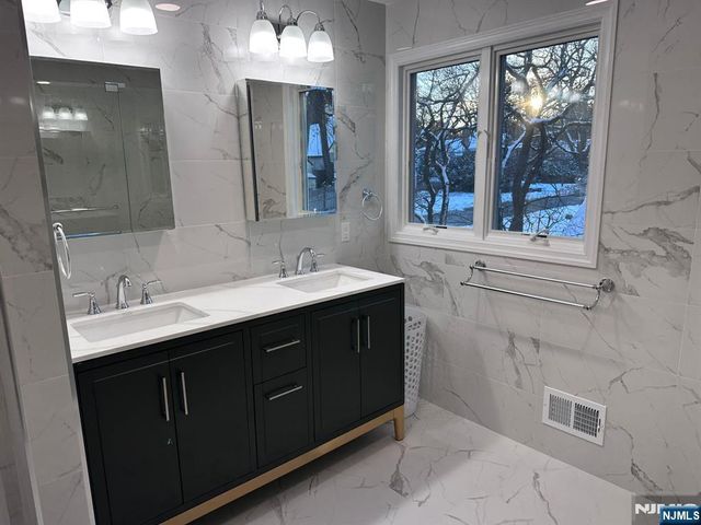 14 Louise Lane, Tenafly, NJ 07670